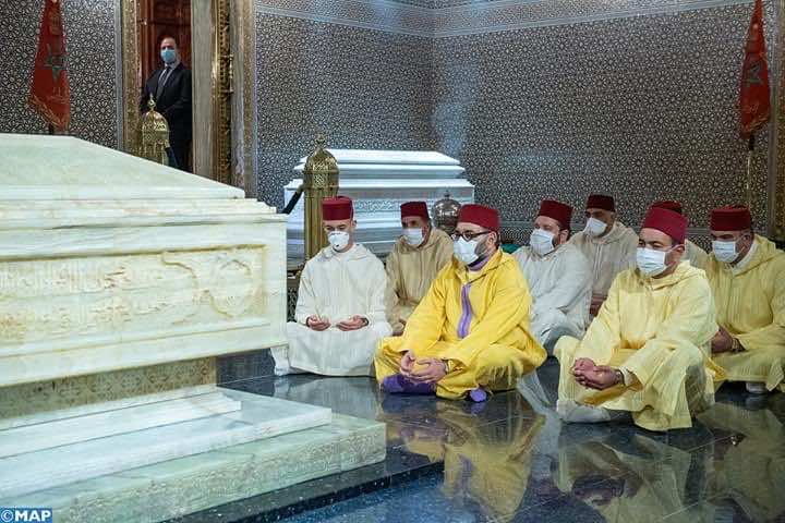 الملك يترحم على جده في عاشر أيام رمضان ملتزما بكمامة "كورونا"- فيديو