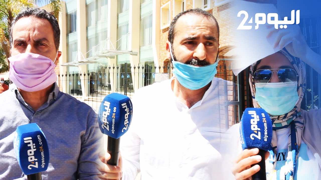 لليوم الثالث على التوالي.. أباء يحتجون أمام مؤسسة تعليمية أوقفت بث الدروس عن بعد بعد تأخر الآداء - فيديو