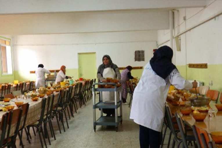 مطالب بتوزيع المواد الغذائية الموجهَة إلى المطاعم على التلاميذ المعوزين