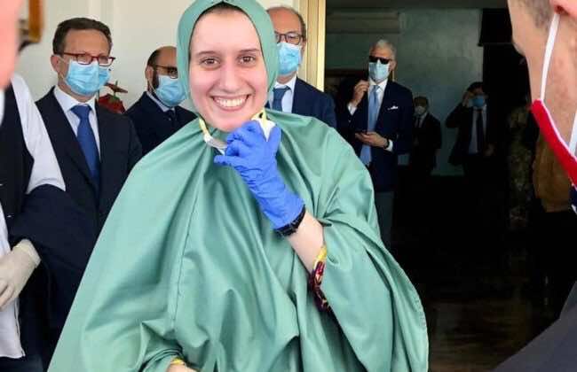 بعد سنتين من اختطافها في كينيا.. ناشطة إيطالية تعود إلى بلدها بلباس المحجبات