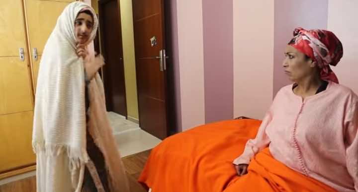 كريمة وساط تلجأ إلى يوتوب لمواجهة الإقصاء.. سلسلة كوميدية مع "يوتوبر" صغير في السن