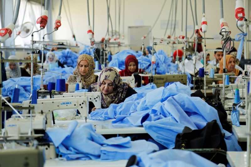 نقابة تندد بـ "طرد تعسفي" لعاملات في شركة تعود ملكيتها لبرلماني