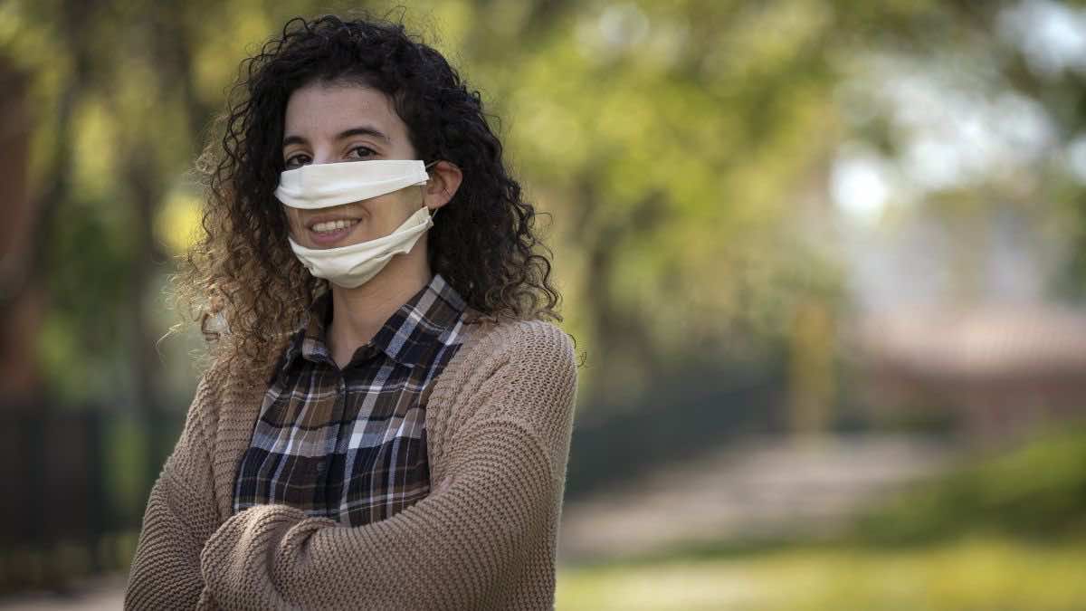 مغربية تخلق الحدث في فرنسا بصناعة كمامات كاشفة