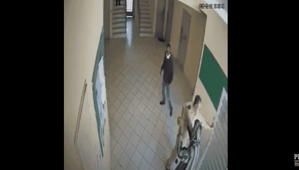 فيديو يوثق "الإعتداء" على مسن بملحقة إدارية بمديونة أثناء مطالبته بالمساعدة..ومطالب بالتحقيق -فيديوهات