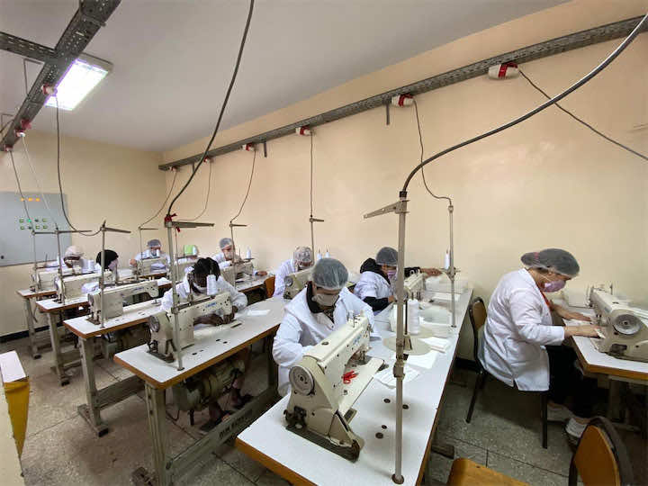 كورونا.. 100 من نزلاء 21 مؤسسة سجنية يشرعون في إنتاج 20 ألف كمامة يوميا- صور