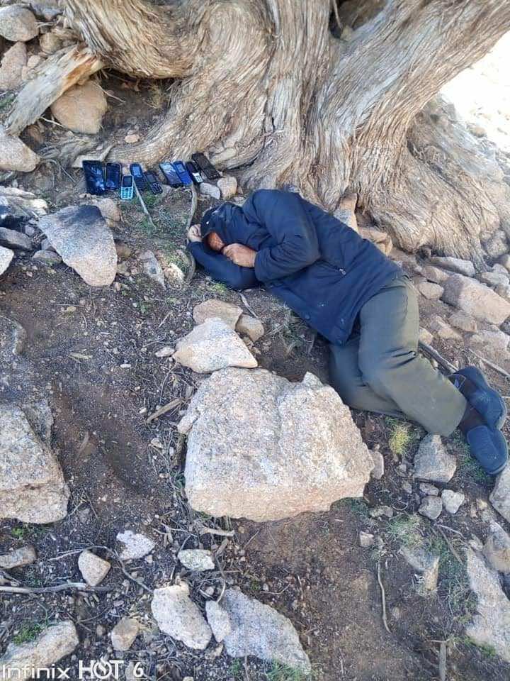 في انتظار رسائل دعم كورونا...مواطن من الأقاصي يجمع هواتف جيرانه ويرابد في أعلى الجبل بحثا عن "الريزو" - صور مؤثرة