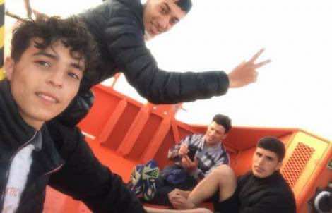 "حريك" في زمن الطوارئ.. إنقاذ 4 شبان حاولوا العبور من الحسيمة إلى الجنوب الإسباني على متن قارب صغير