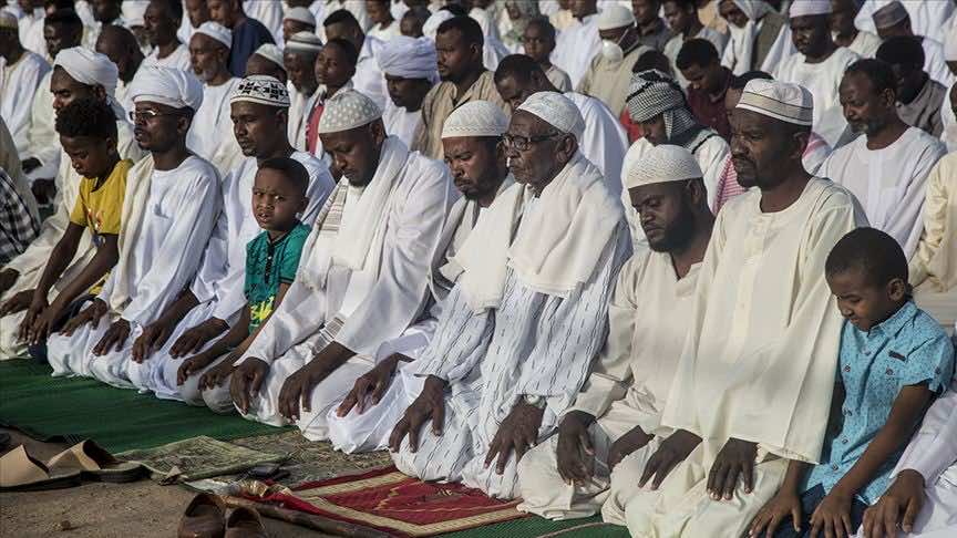 في السودان.. المئات يخرقون قرار منع التجمع بسبب كورونا لأداء صلاة العيد