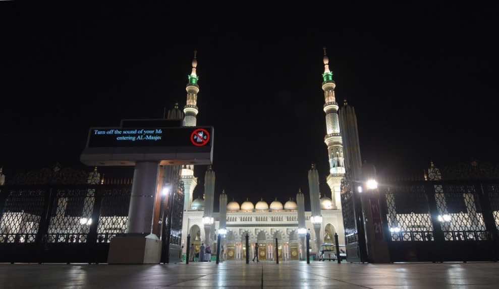 المسجد النبوي يعيد فتح أبوابه للمصلين بعد شهرين من الإغلاق