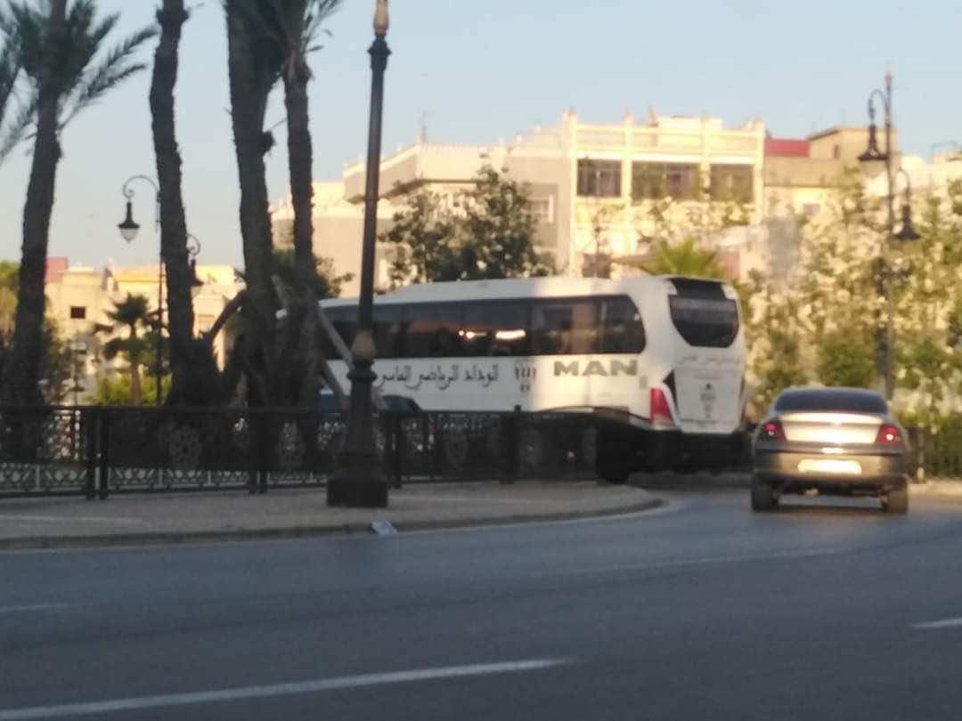 في عز الحجر الصحي.. توقيف حافلة فريق مغربي بمدينة طنجة على مثنها مسافرون متوجهون صوب إسبانيا