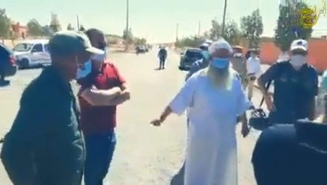 بعد أن قدم لزيارته من المحمدية...مواطن بوارزازات "يجبر" صهره على المبيت في السيارة ويقدمه للسلطات خوفا من "كورونا" – فيديو