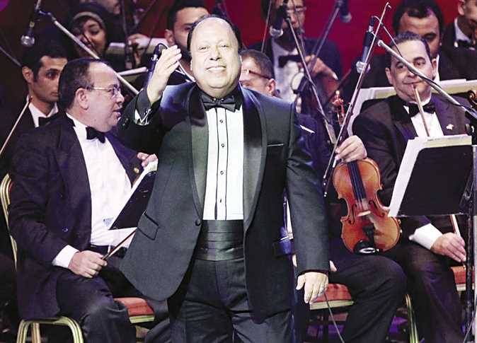 المطرب المغربي فؤاد الزبادي يحيي حفلا افتراضيا للجمهور المصري