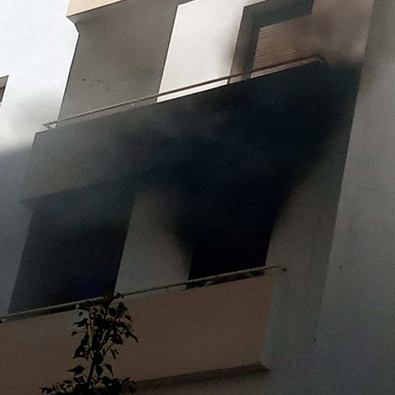 طنجة.. "شارجور" يتسبب في حريق في إحدى الشقق السكنية بمجمع الضحى