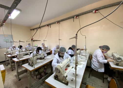 نزلاء أزيد من 20 مؤسسة سجنية ينتجون 20 ألف كمامة يوميا