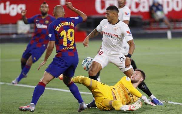 الدوري الإسباني.. إشبيلية يتعادل مع برشلونة ويقدم هدية لريال مدريد