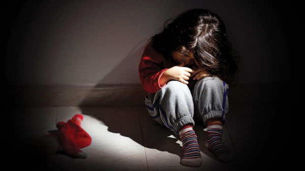 امرأة تقدم طفلة عمرها 7 سنوات لرجلين في جلسة خمرية لاغتصابها..والدتها: أريد حق ابنتي