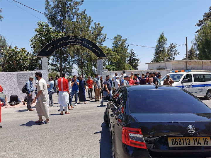 القضاء الجزائري يسمح للوزير الأول الأسبق بمغادرة السجن لتشييع جنازة شقيقه