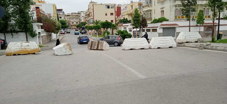 بعد تخفيف إجراءات الحجر.. السلطات المحلية تزيل المتاريس والحواجز الحديدية من شوارع طنجة