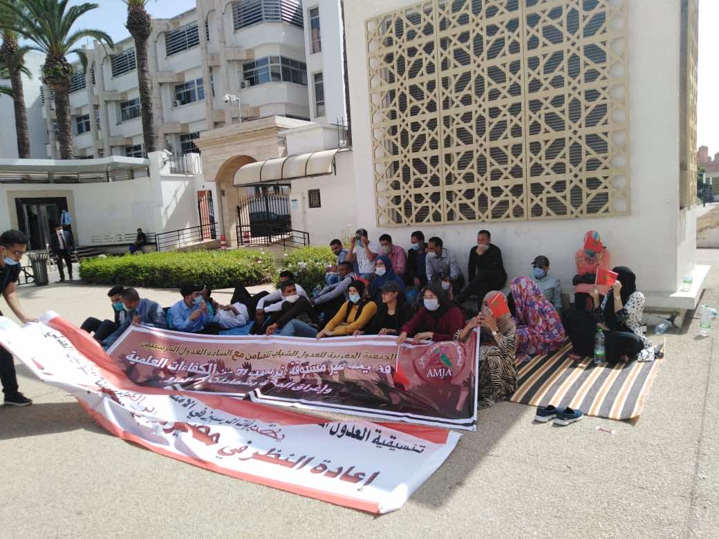 71 عدلا رسبوا في الامتحانات المهنية يدخلون في اعتصام مفتوح أمام مقر وزارة العدل- صور