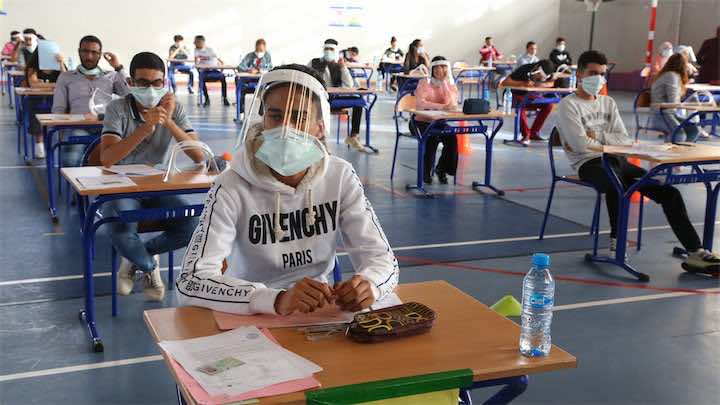 انطلاق امتحانات الباكالوريا لشعب الأداب.. تلاميذ في مركز: الشروط متوفرة لكن خايفين ومررنا بظروف صعبة-فيديو