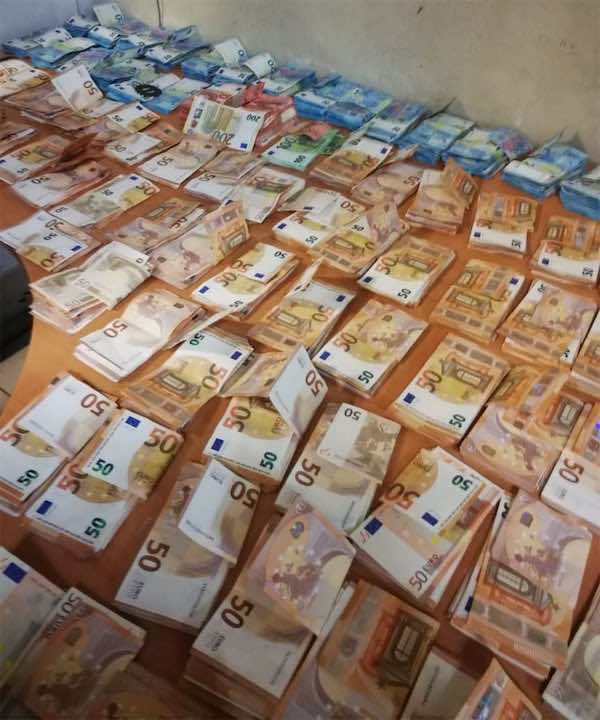 أمن ميناء طنجة المتوسط يحبط عملية تهريب أزيد من 90 ألف أورو