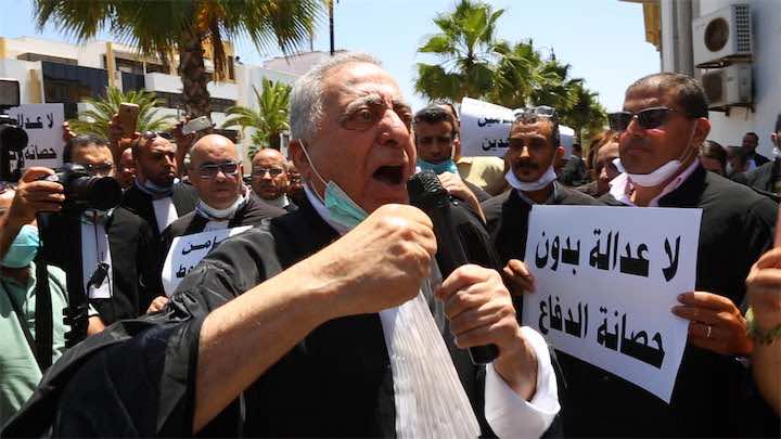 المحامون يتضامنون مع زيان رفضا لتوقيفه.. والنقيب: النيابة العامة "تغولت" وتقوم بأدوار سياسية