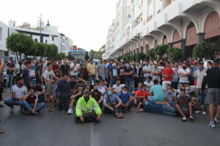 ساعات بعد العودة لتشديد الحجر..الاحتجاجات تعم حي بني مكادة في طنجة والتجار: 4 أشهر من دون عمل ولا مداخيل.."يخليونا نخدمو على ولادنا"-فيديو