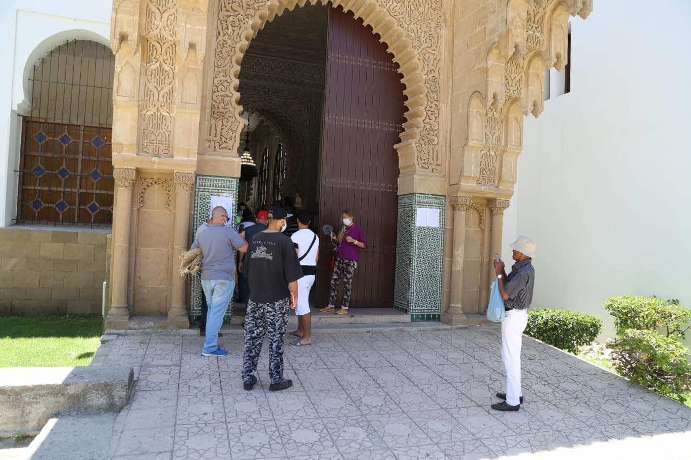 شابة تقتحم مسجدا في طنجة وتعتدي على الإمام..كانت تحمل سكينًا وتصرخ "من قتل عثمان"؟!