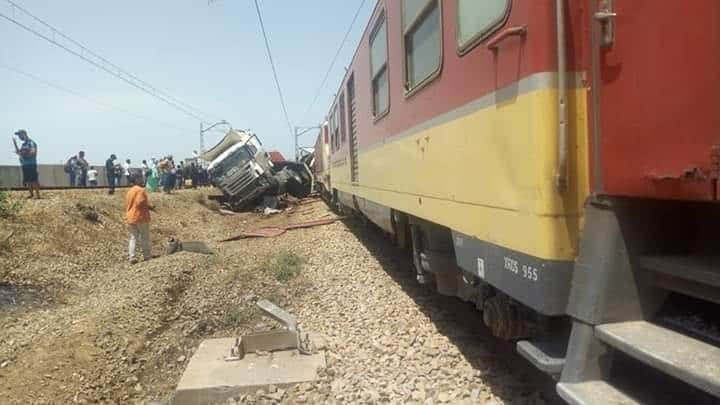 تفاصيل حادث اصطدام خطير بين قطار وشاحنة كبيرة.. لا خسائر في الأرواح وارتباك في حركة سير القطارات