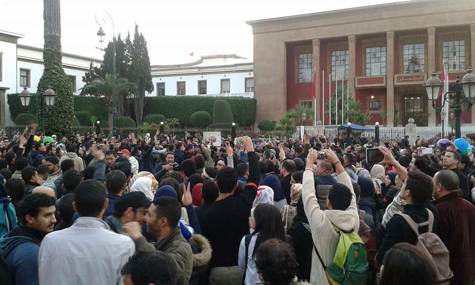 حقوقيون يخرجون للاحتجاج أمام البرلمان تحت شعار "من يستهدف حقوق وجيوب المغاربة"