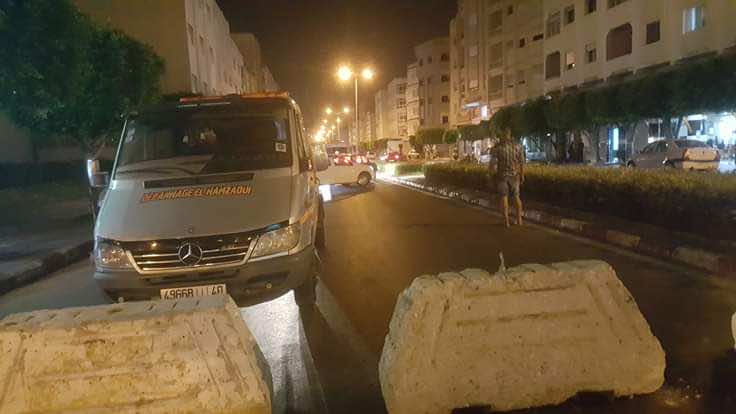 لتقييد حركة المواطنين.. سلطات طنجة تضع متاريس إسمنتية في شوارع منطقة دار التونسي
