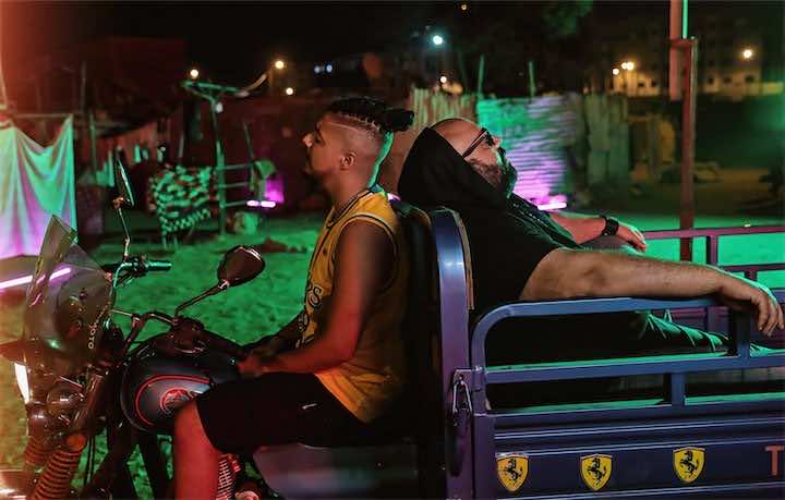شاشة عملاقة وسط حي صفيحي لإطلاق جديد دون بيغ وإيهاب أمير