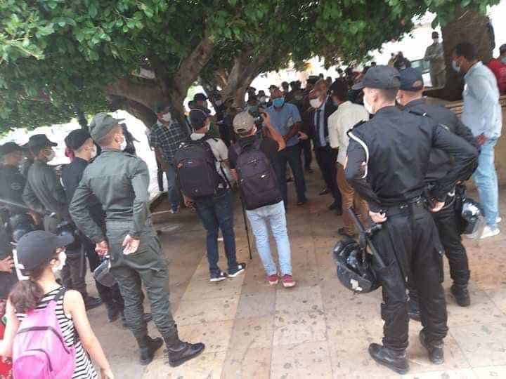 الأمن يمنع وقفة احتجاجية أمام البرلمان بالقوة-صور