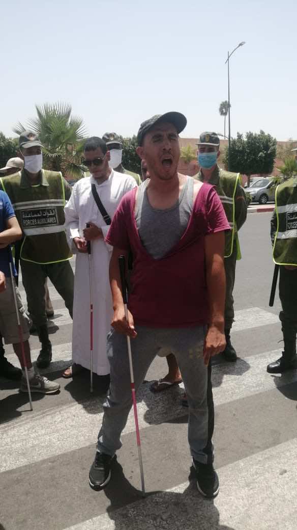 مكفوفون مغاربة يهددون بحرق أجسادهم...ارتدوا أكياسا بلاستيكية وصبوا عليها البنزين - صور