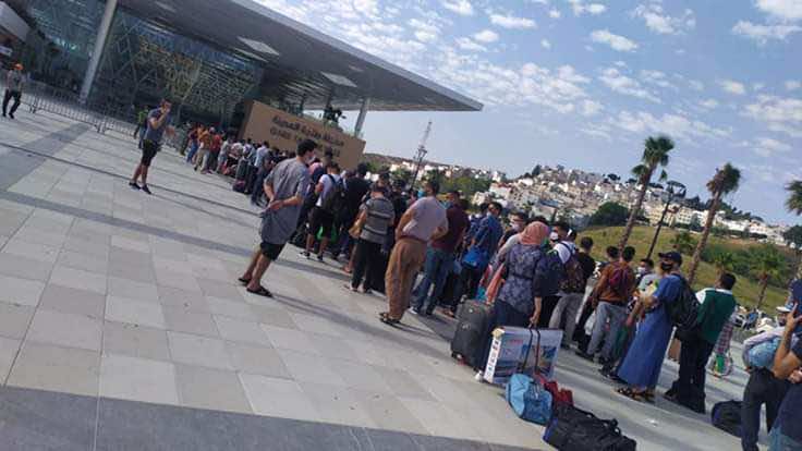 اكتظاظ بمحطة القطار طنجة المدينة..ومسافرون يستنكرون منعهم من المغادرة