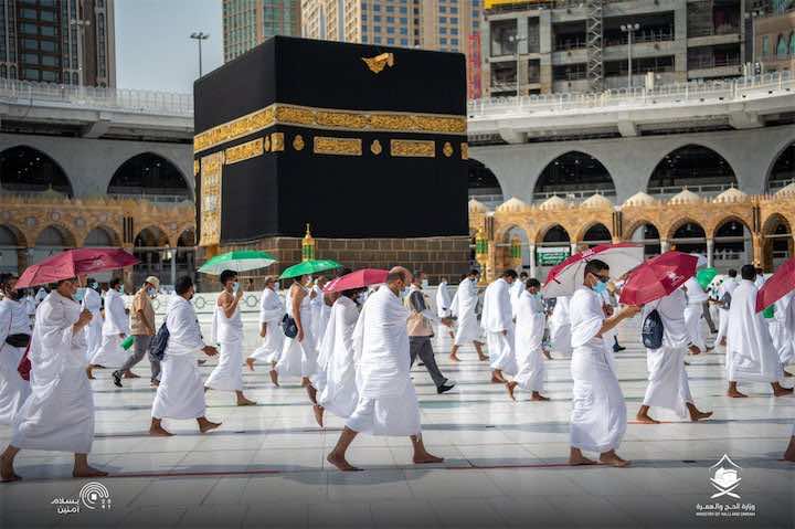 الحجاج يرمون الحجرات ويؤدون طواف الإفاضة في ظروف استثنائية -فيديو وصور