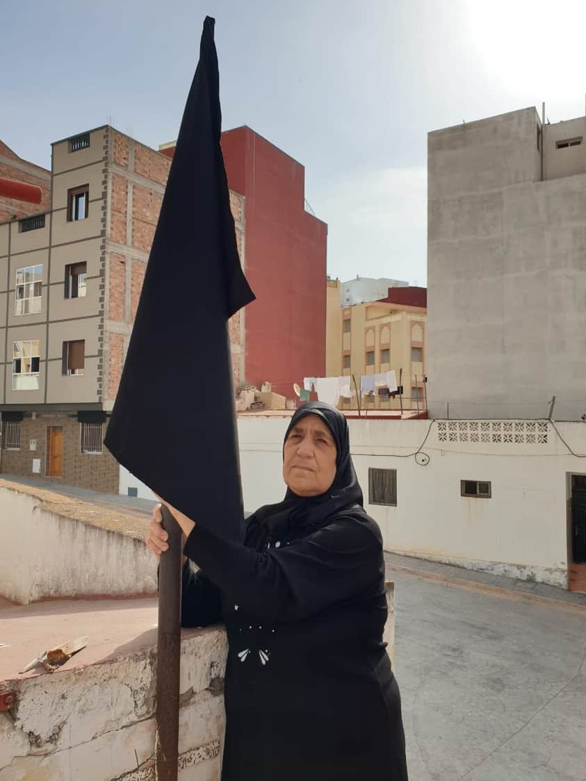 أعلام سوداء تعتلي بيت الزفزاف يوم العيد...والده: دلالة على الحزن والأسى-صور