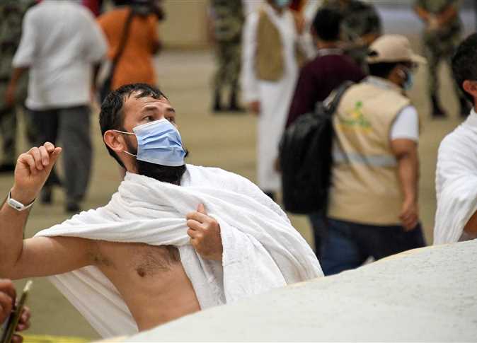 حجاج بيت الله يرمون الجمرات في ثاني أيام التشريق وسط إجراءات احترازية