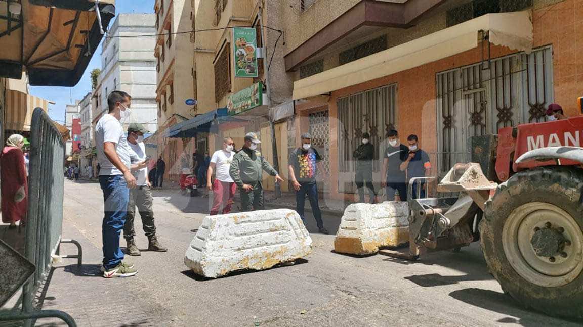 بعد ظهور العشرات من الإصابات بكورونا.. سلطات طنجة تغلق حي بنكيران بمتاريس- صور