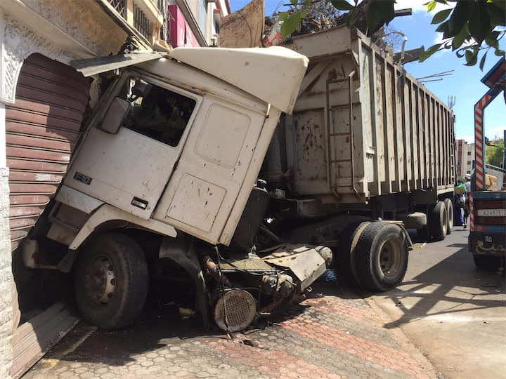 الدارالبيضاء.. شاحنة تقتحم منزلا في حادث سير خطير