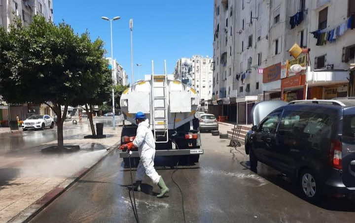بعد إغلاقه.. تعقيم منطقة "مشروع الحسن الثاني" في الحي المحمدي لمحاصرة كورونا