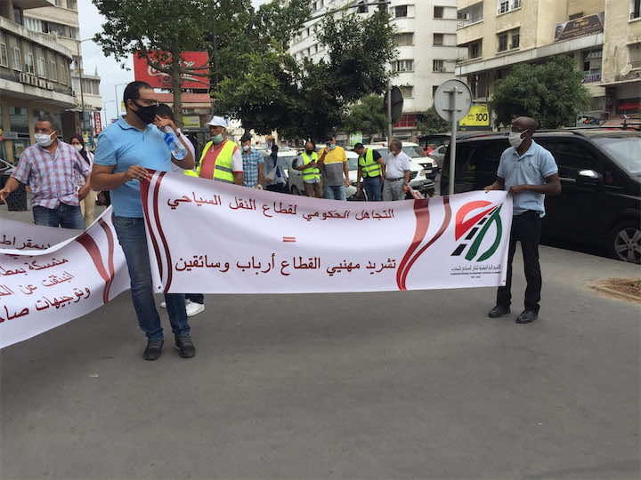 أرباب النقل السياحي يحتجون: نشعر بالحكرة ونواجه الإفلاس ونتعرض لضغوطات من البنوك- صور
