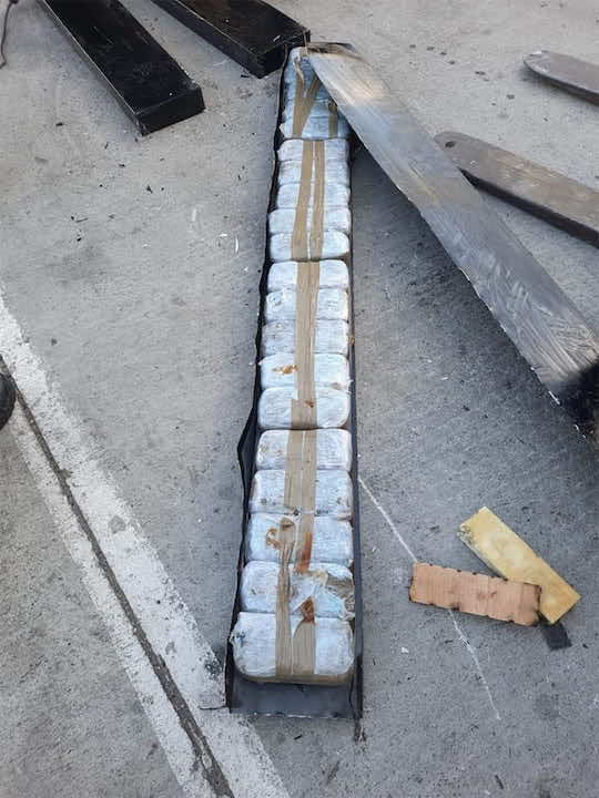 ميناء طنجة المتوسط.. الأمن والجمارك يحبطان محاولة تهريب 192 كيلوغرام من مخدر الشيرا