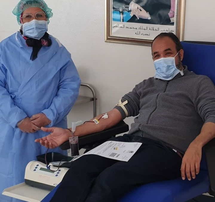 رشيد الوالي يتبرع بالدم ويشجع على ذلك