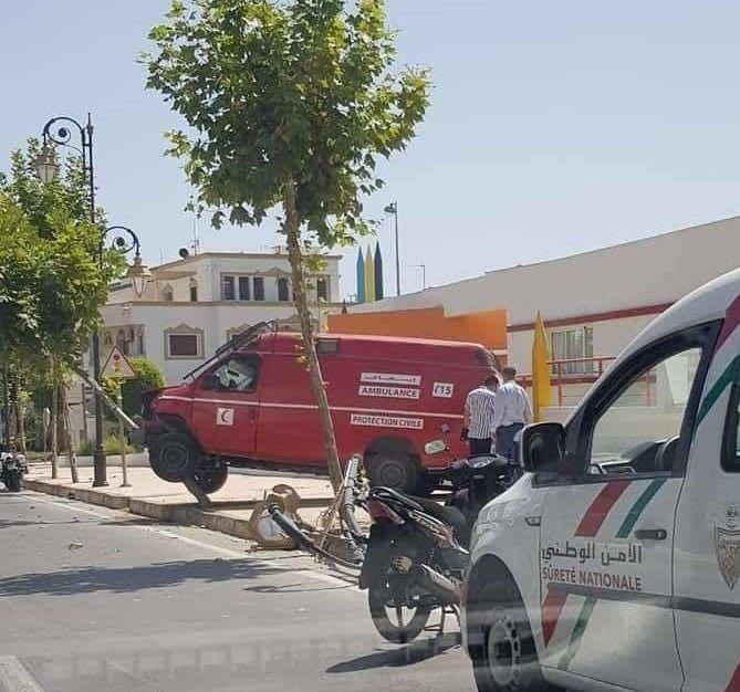 تطوان..سيارة إسعاف تصطدم بعمود للإنارة العمومية دون تسجيل إصابات-صورة