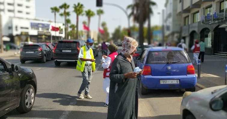 بعد أن تخلى الكثيرون عنها...السلطات توزع الكمامات في أحياء سكنية في الدارالبيضاء