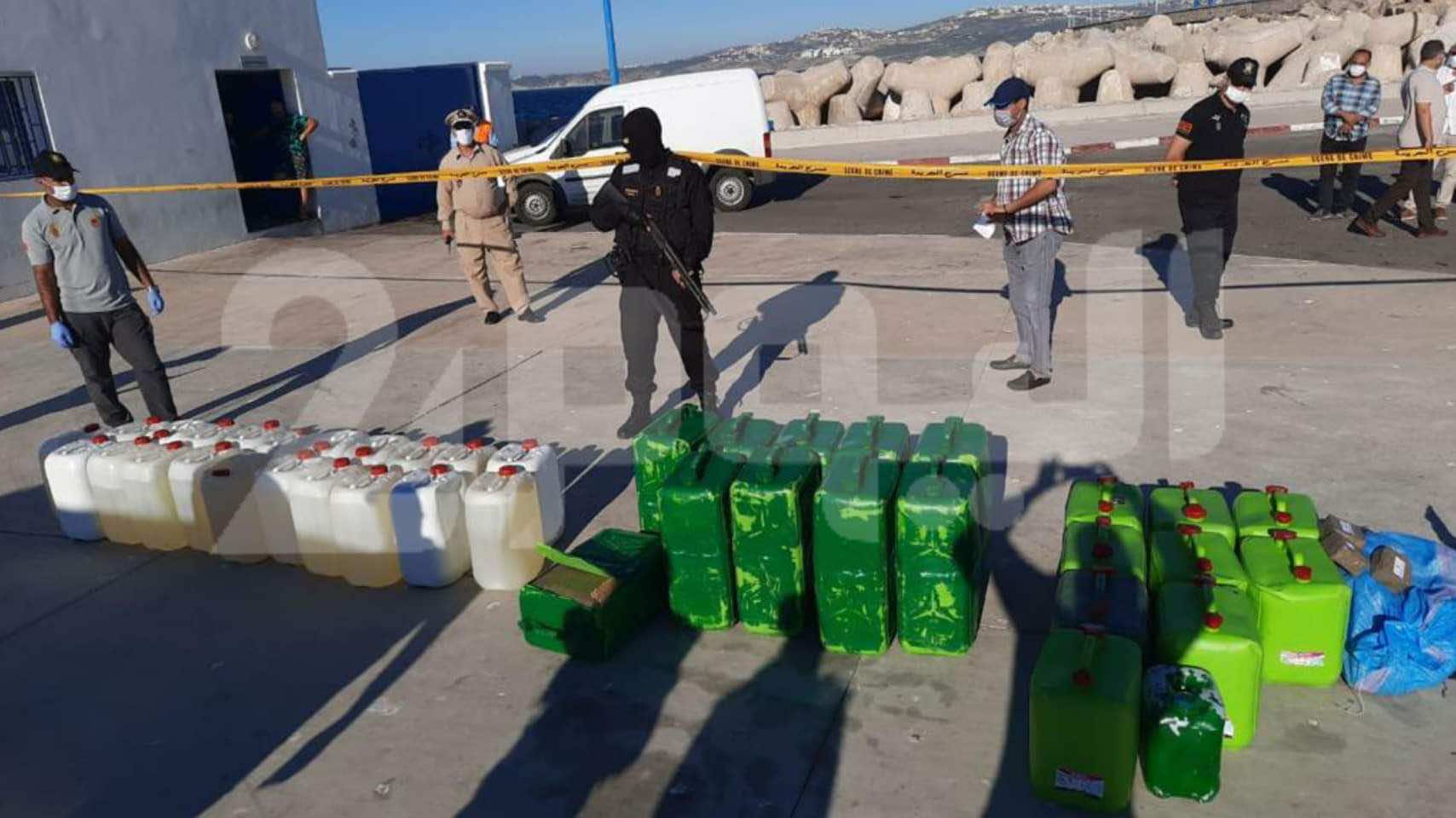 اعتراض فانطوم وحجز مخدرات واعتقال إسبانيين في سواحل مدينة طنجة- صور