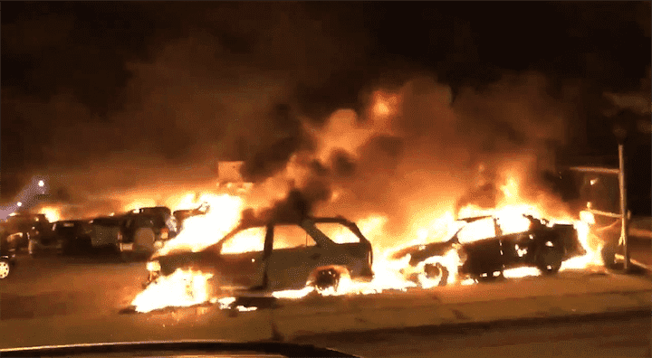مجددا.. احتجاجات ضد العنصرية وعنف ونيران في أمريكا بعد إطلاق الشرطة النار على رجل أسود - فيديو