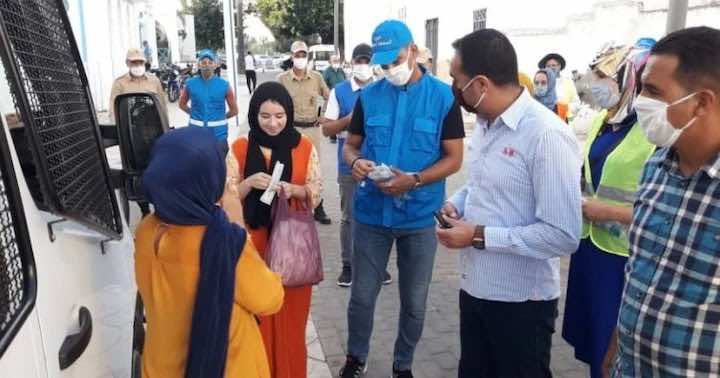 سلطات المضيق تقود حملة تحسيسية للوقاية من كورونا..توزيع كمامات وتوقيفات