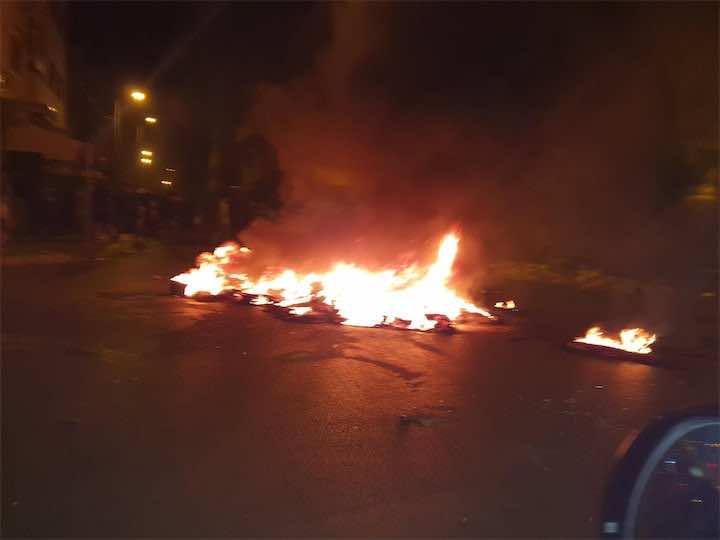 ليلة بيضاء بسبب "شعالة" في العاصمة.. تكسير سيارات وحرق إطارات ومواجهات مع الأمن - صور